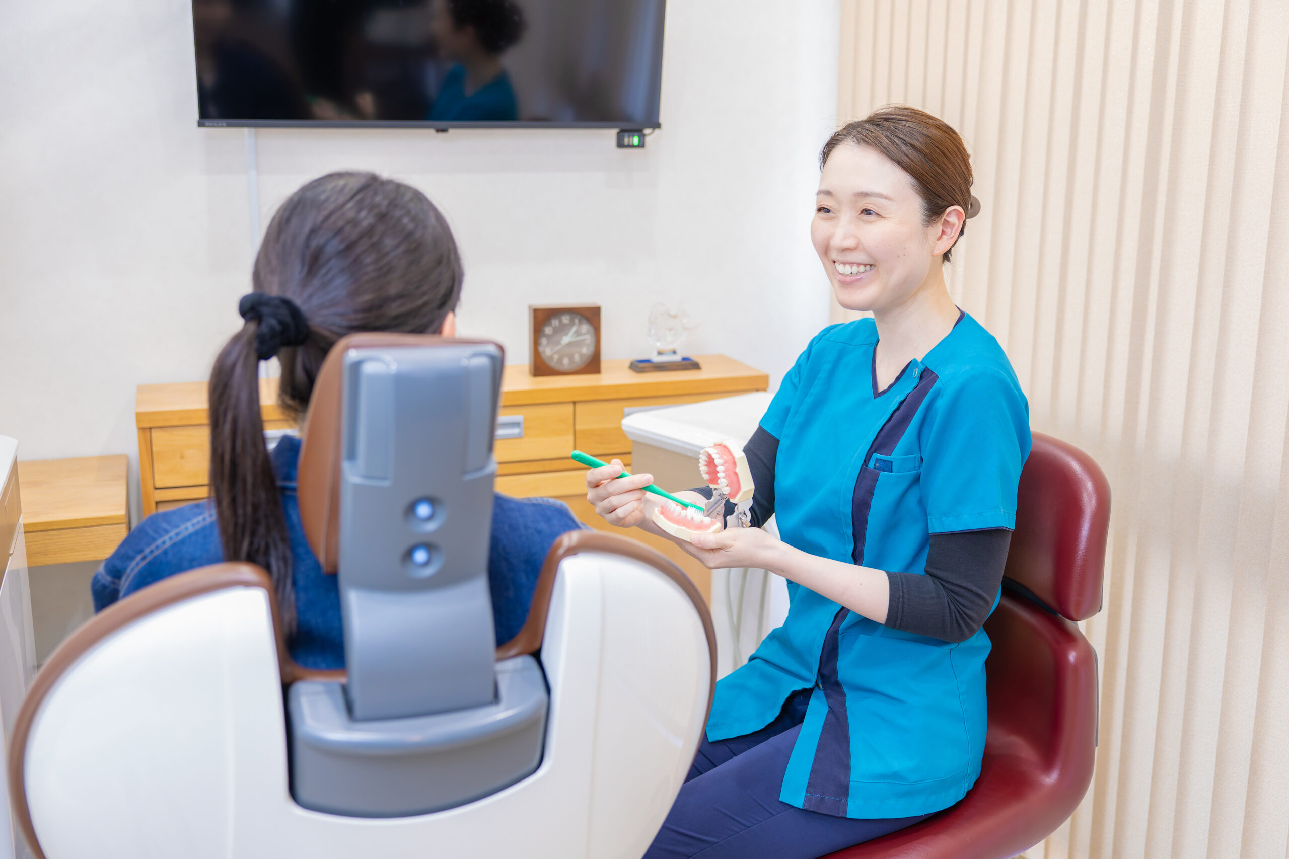 患者に説明する女医