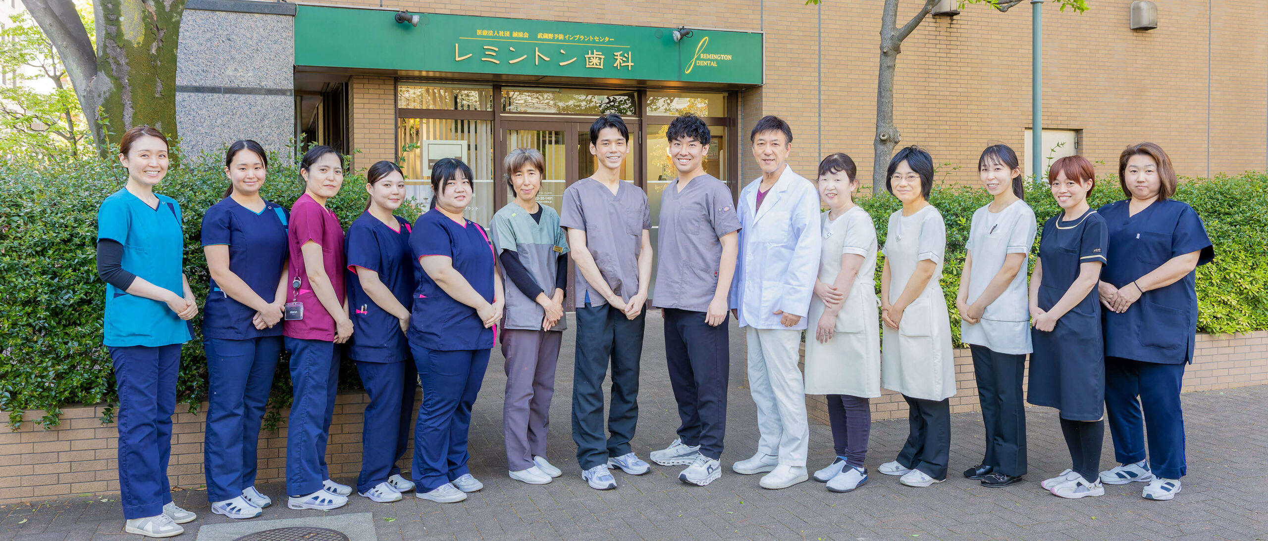 医院の前でスタッフの集合写真