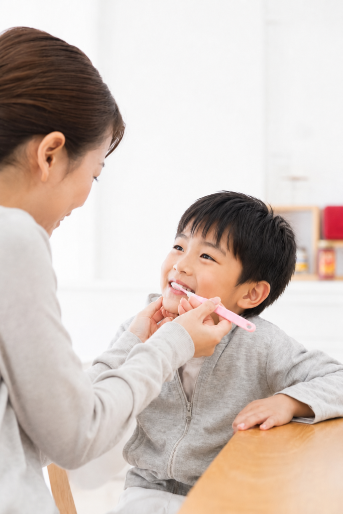 子どもの歯磨きを行う母親