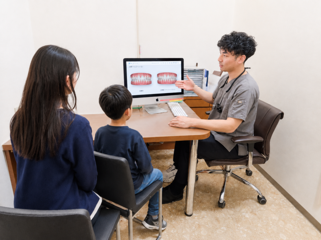母親とその子供が小児矯正のカウンセリングを受けている様子