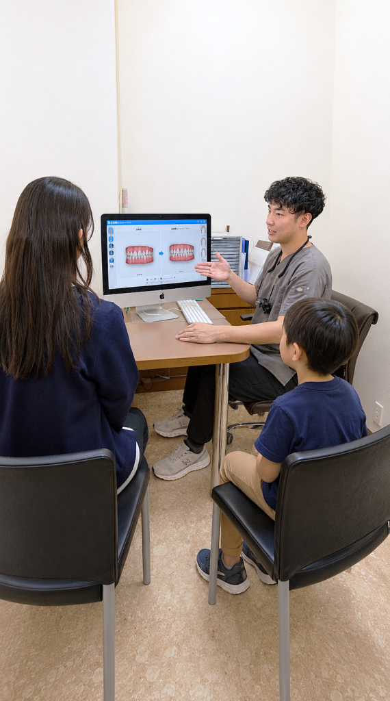 診察を受ける母親とその子供の様子